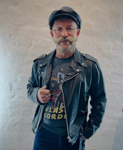 Jonas Jonasson i skinnjacka och skärmmössa